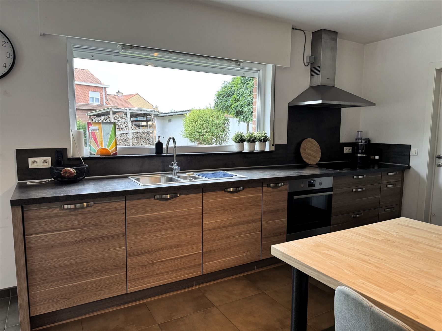 Instapklare gezinswoning met twee garages en grote tuin in Vichte foto 4
