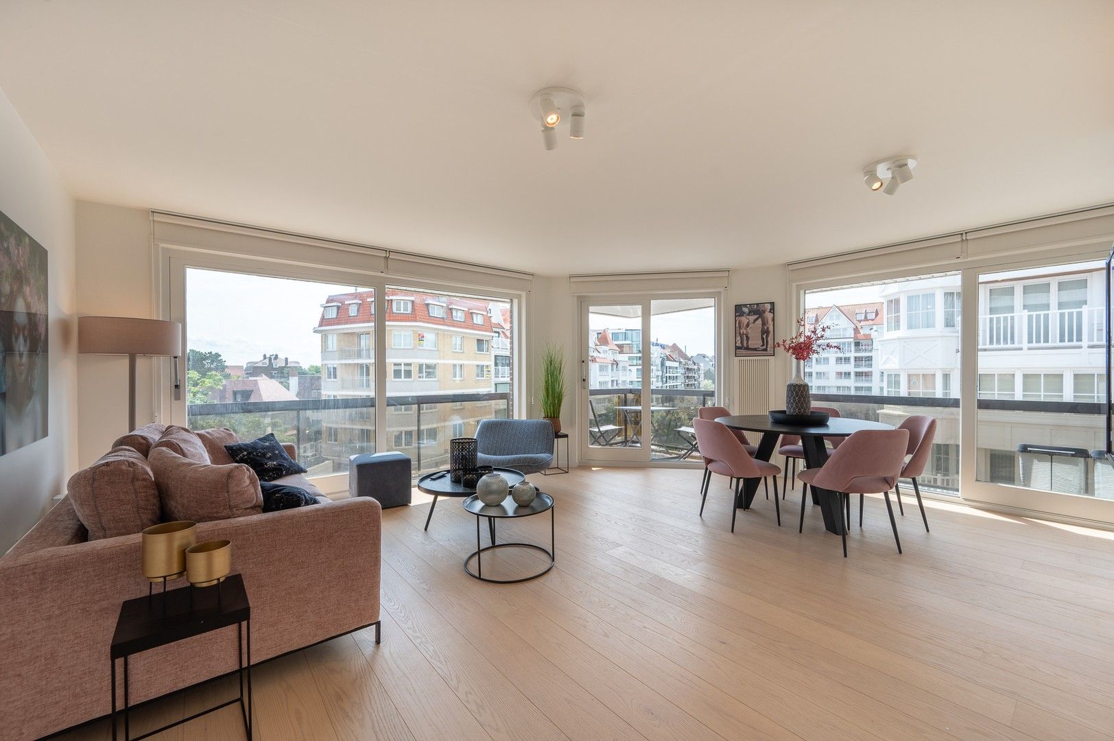 Hoekappartement met zuidwest oriëntatie en open zicht over het Driehoeksplein. foto {{pictureIndex}}