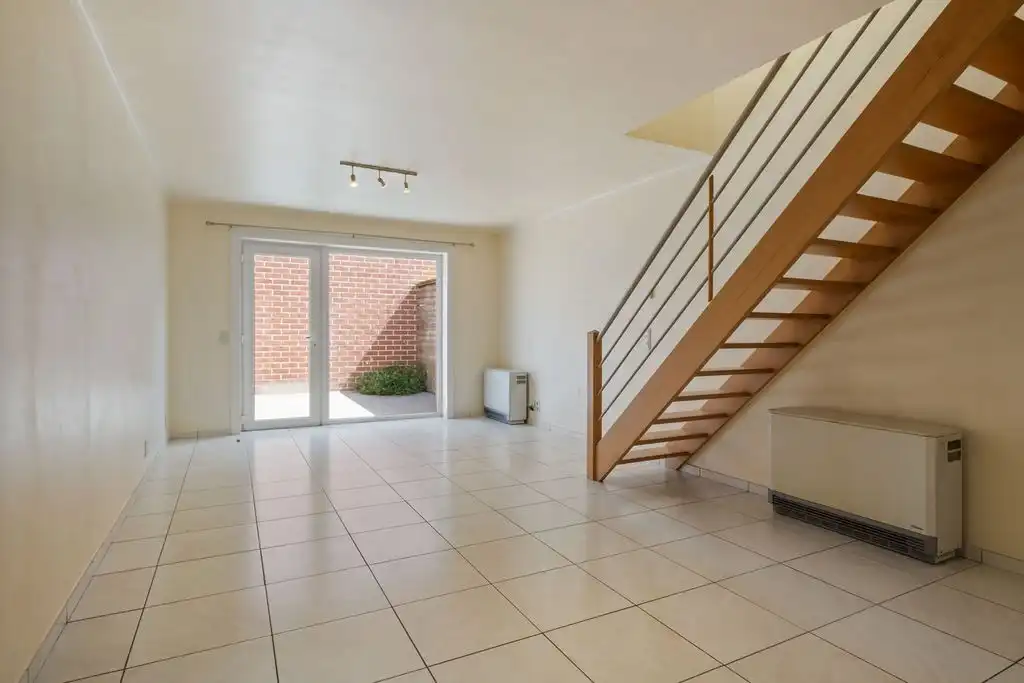 Recente woning met 2 slaapkamers, koer en privatieve parkeerplaats in het centrum van Celles! foto 4