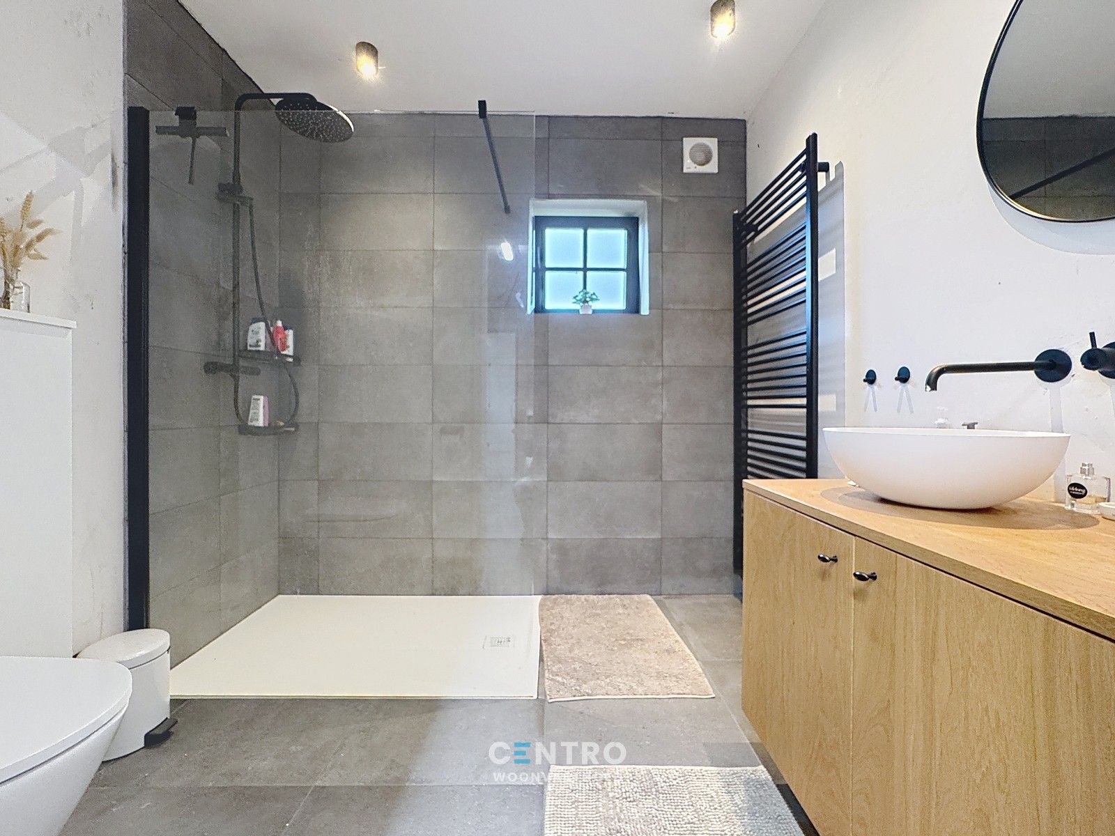 Instapklare, LANDELIJKE WONING met 4 ruime slpkms, 2 badkms, ruime garage, stalling (3 paarden) en gedraineerde buitenpiste te Hooglede (Gits). foto 11