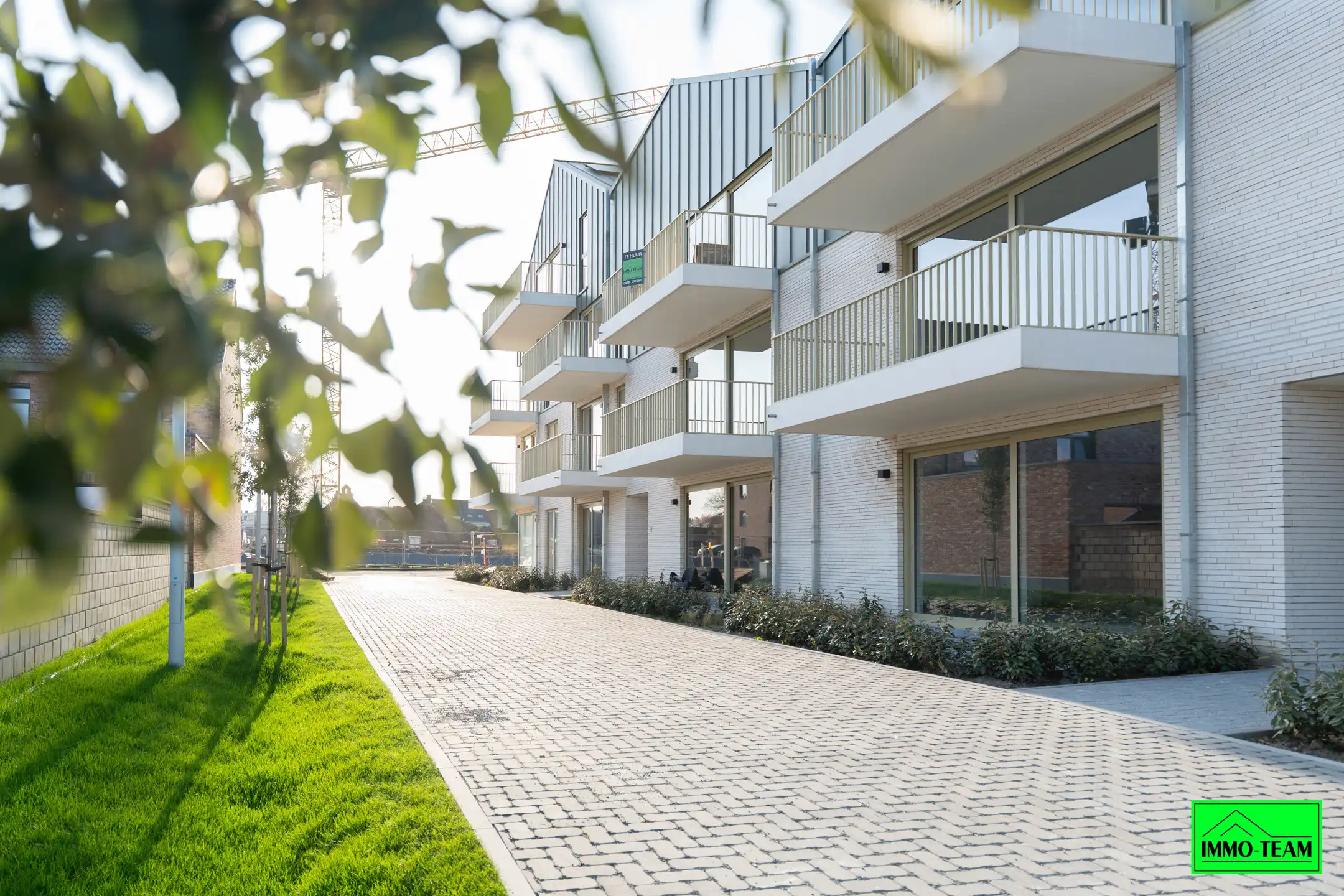 Nieuwbouwappartement met terras en autostaanplaats foto {{pictureIndex}}