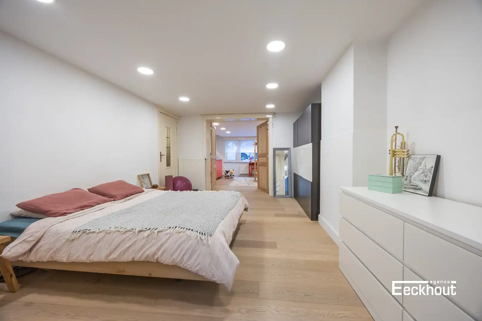 Uniek duplexappartement met 4 slaapkamers in bouwkundig erfgoedpand Villa Lina in centrum Oostende, vlakbij het stadspark foto 18