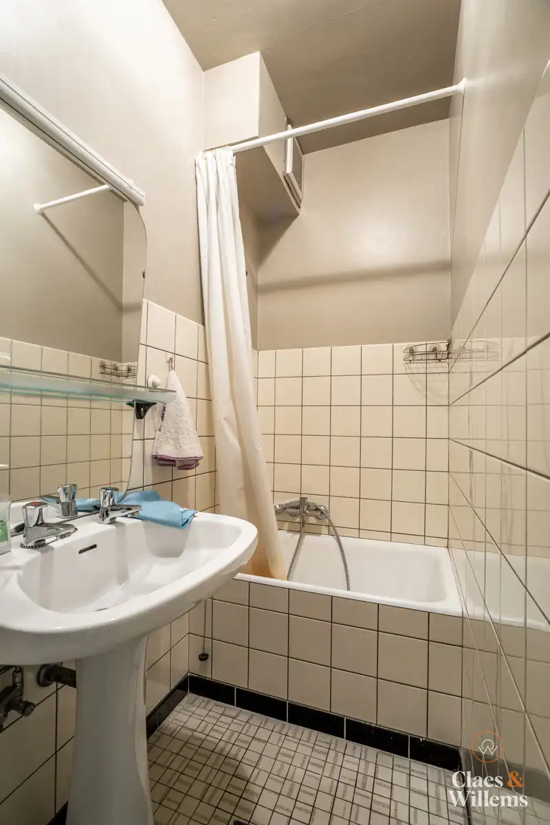 Ruime bel-etagewoning nabij centrum Halle foto 14