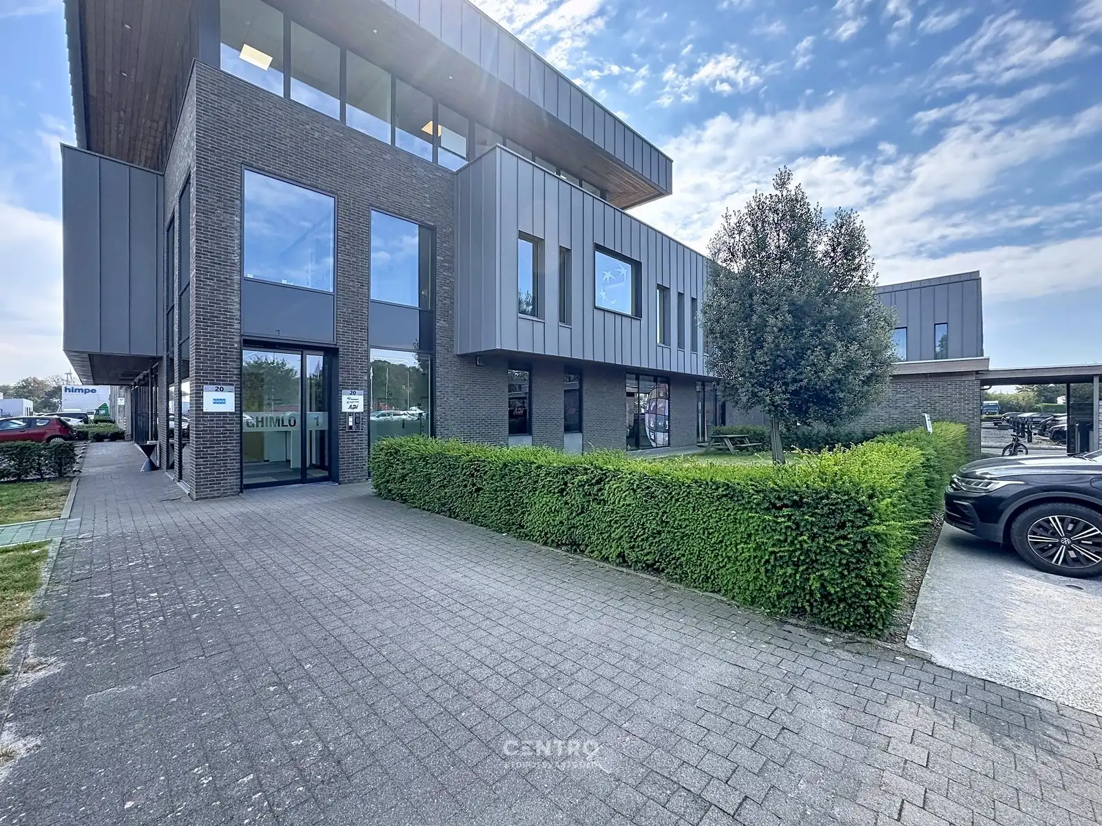 VERNIEUWDE en INSTAPKLARE KANTOORRUIMTEN (259m² en 337m²) op een UITSTEKENDE LOCATIE langs de AUTOSNELWEG te Loppem (Brugge-Zedelgem)! foto {{pictureIndex}}