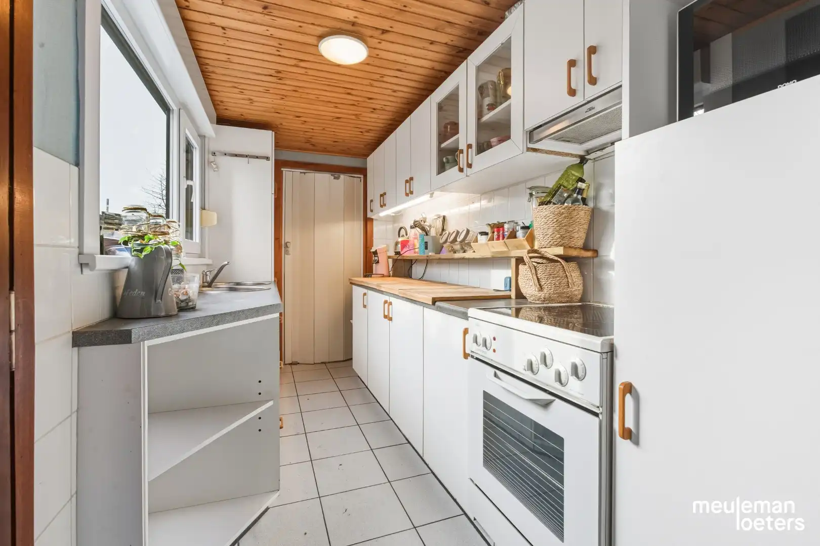 Halfopen verzorgde woning met garage en ruime tuin foto 12