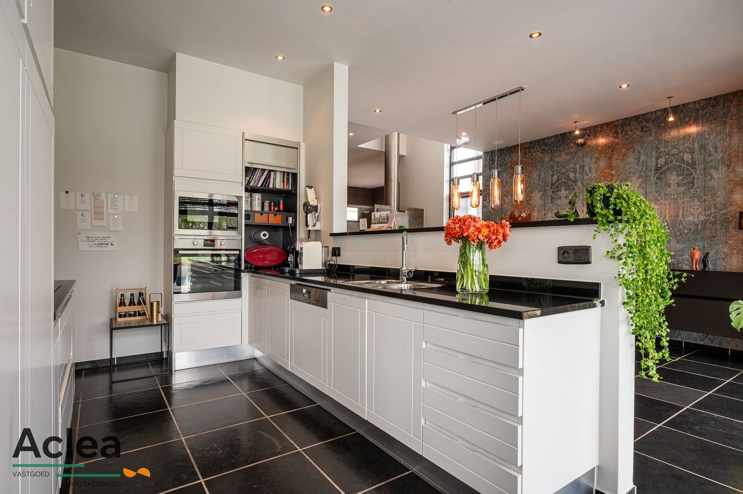Moderne instapklare villa met zwembad en poolhouse foto 13