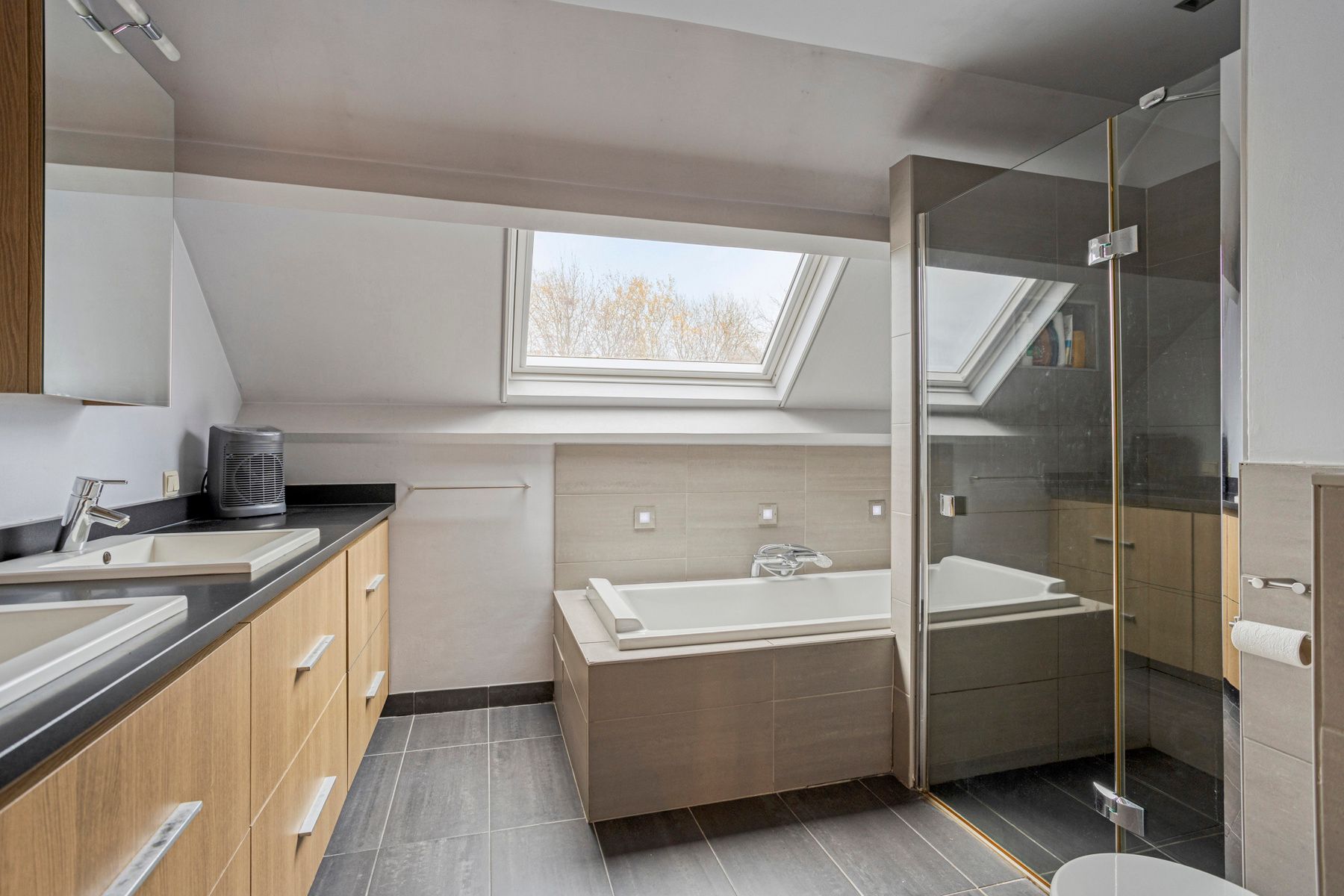 Leemans Immobiliën presenteert u deze rustig gelegen, volledig instapklare woning in het hart van Liedekerke.  foto 18