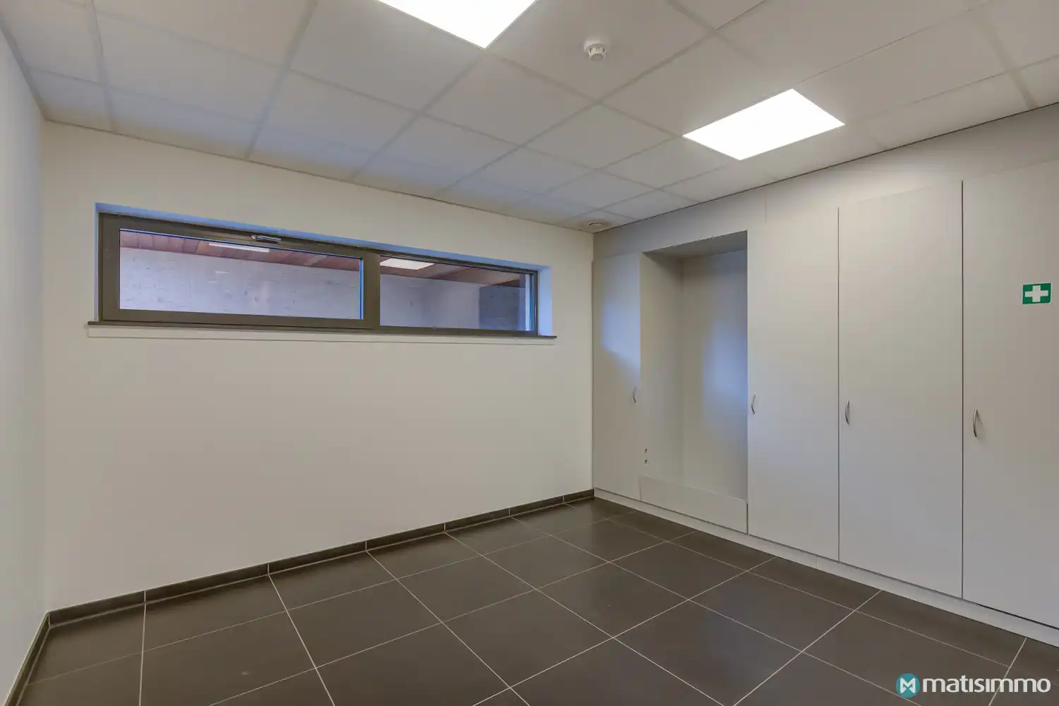 2 PRAKTIJKRUIMTES MET 10 PARKEERPLAATSEN TE HUUR IN HET CENTRUM VAN HOESELT foto 10