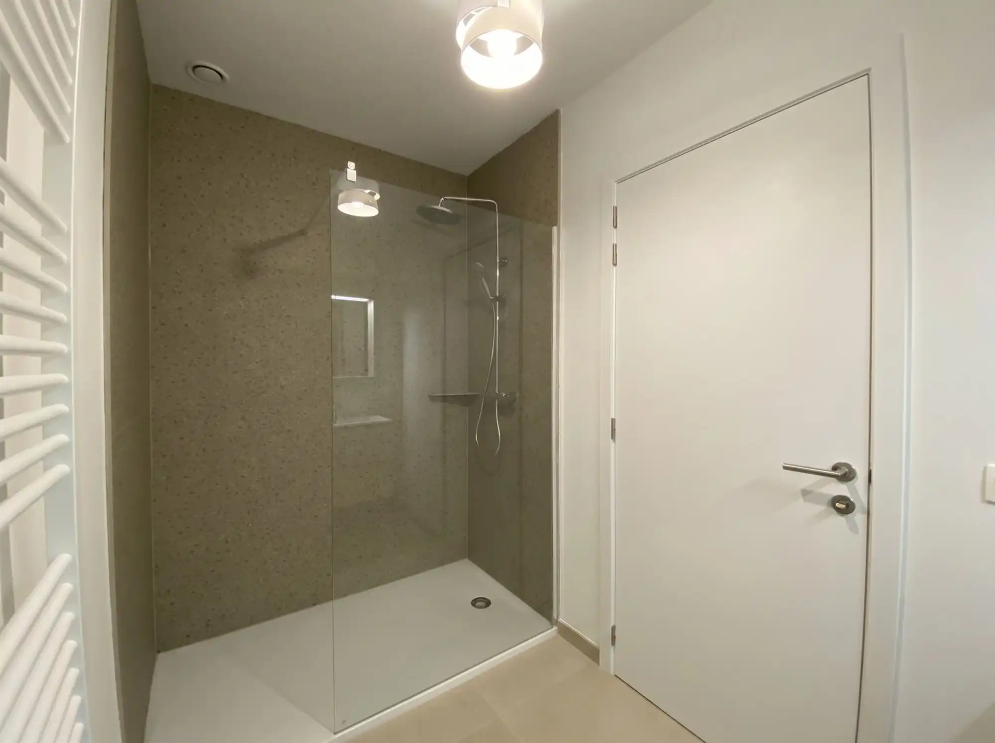 Gelijkvloers nieuwbouwappartement met garage en berging foto 14
