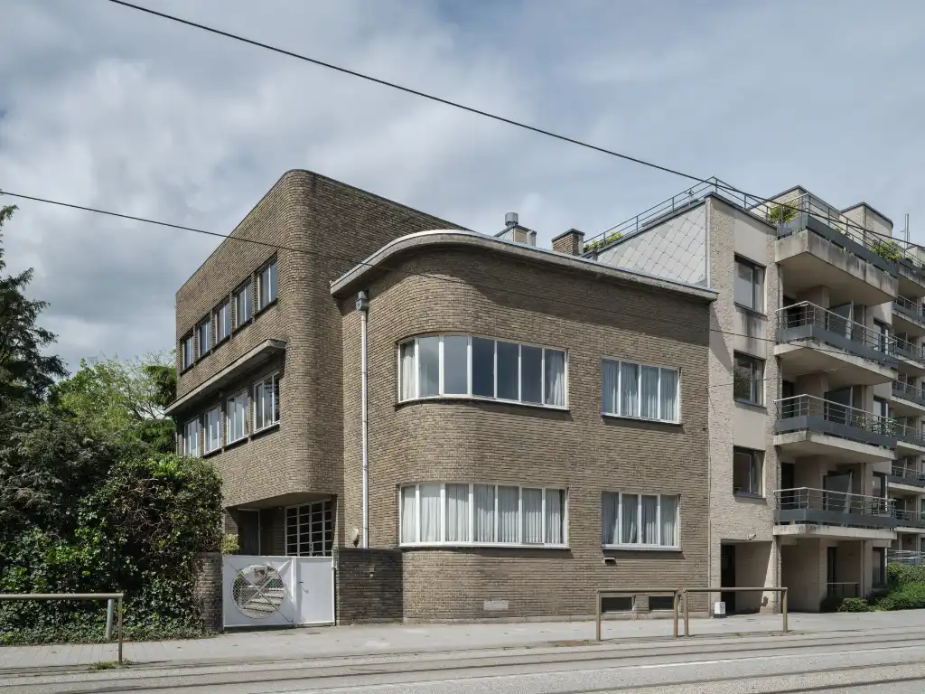 Hoofdfoto van de publicatie: Omgeving Sint-Pieters station - Imposante half vrijstaande villa met parktuin, in nieuwe zakelijkheid naar een ontwerp van architect&nbsp;Geo&nbsp;Bontinck (1935).