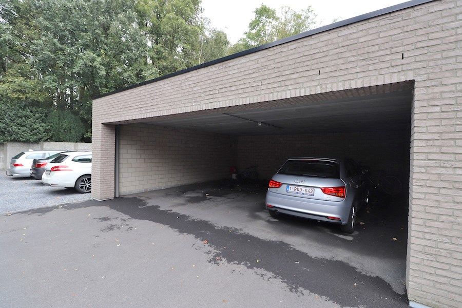 Lichtrijke woning met carport foto 7