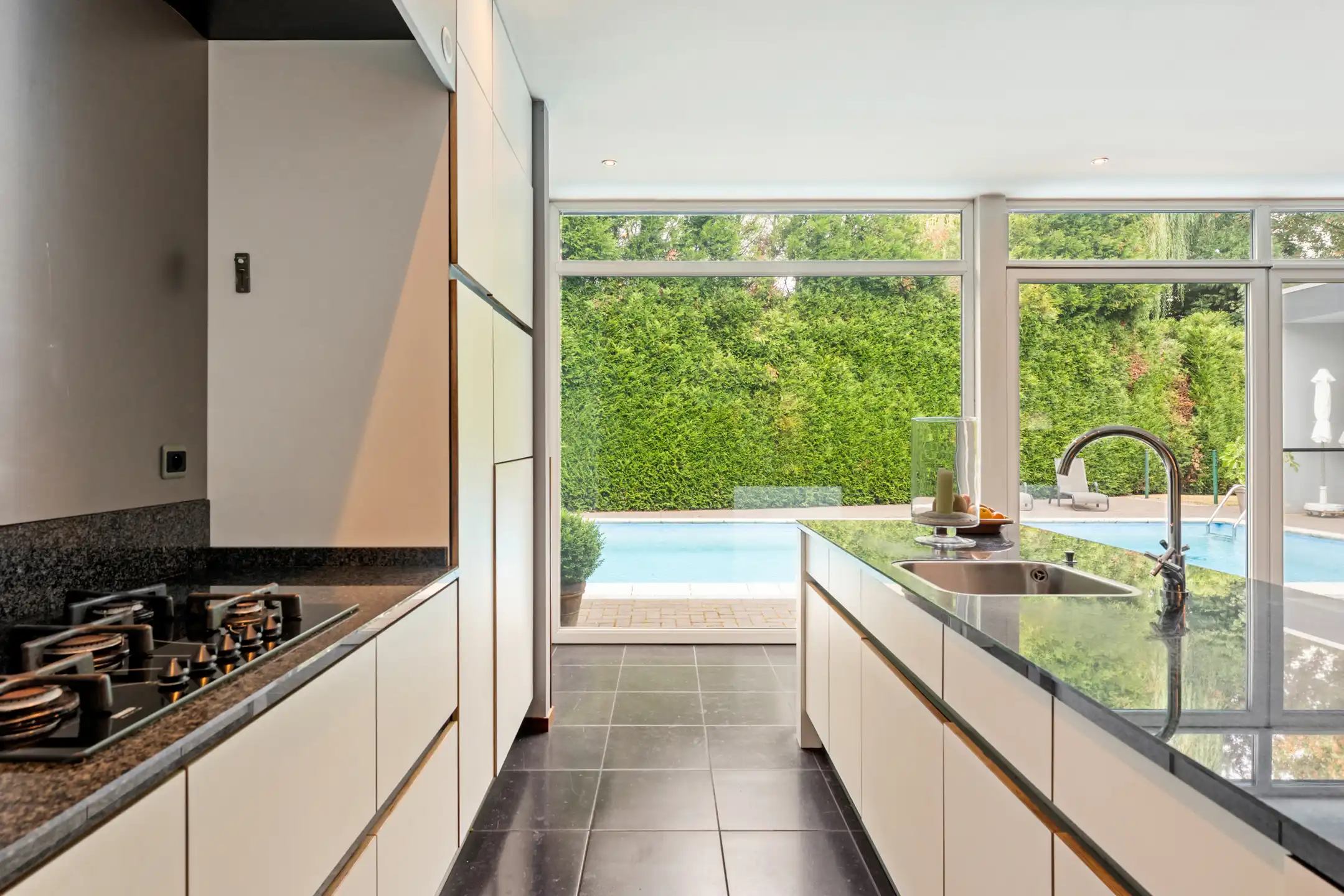 Architecturale villa met zwembad en parktuin foto 9
