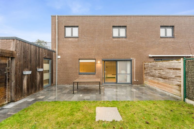 Roeselare-Centrum – UNIEK woonconcept gelijkvloers appartement met tuin, terras & garage in hippe wijk OVERSTATIE foto 16