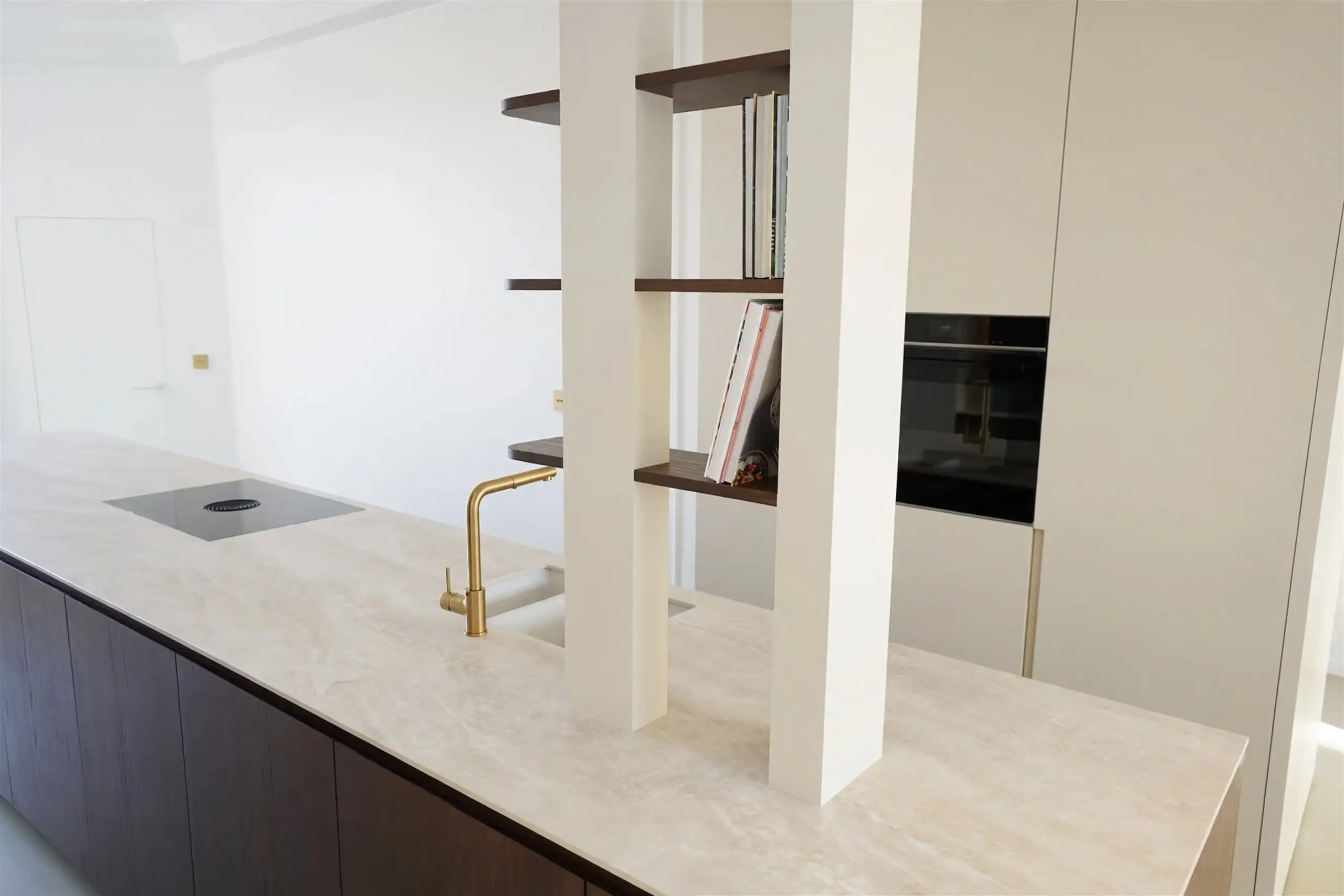 Architecturaal appartement met uitzicht op de boomkruinen foto 16