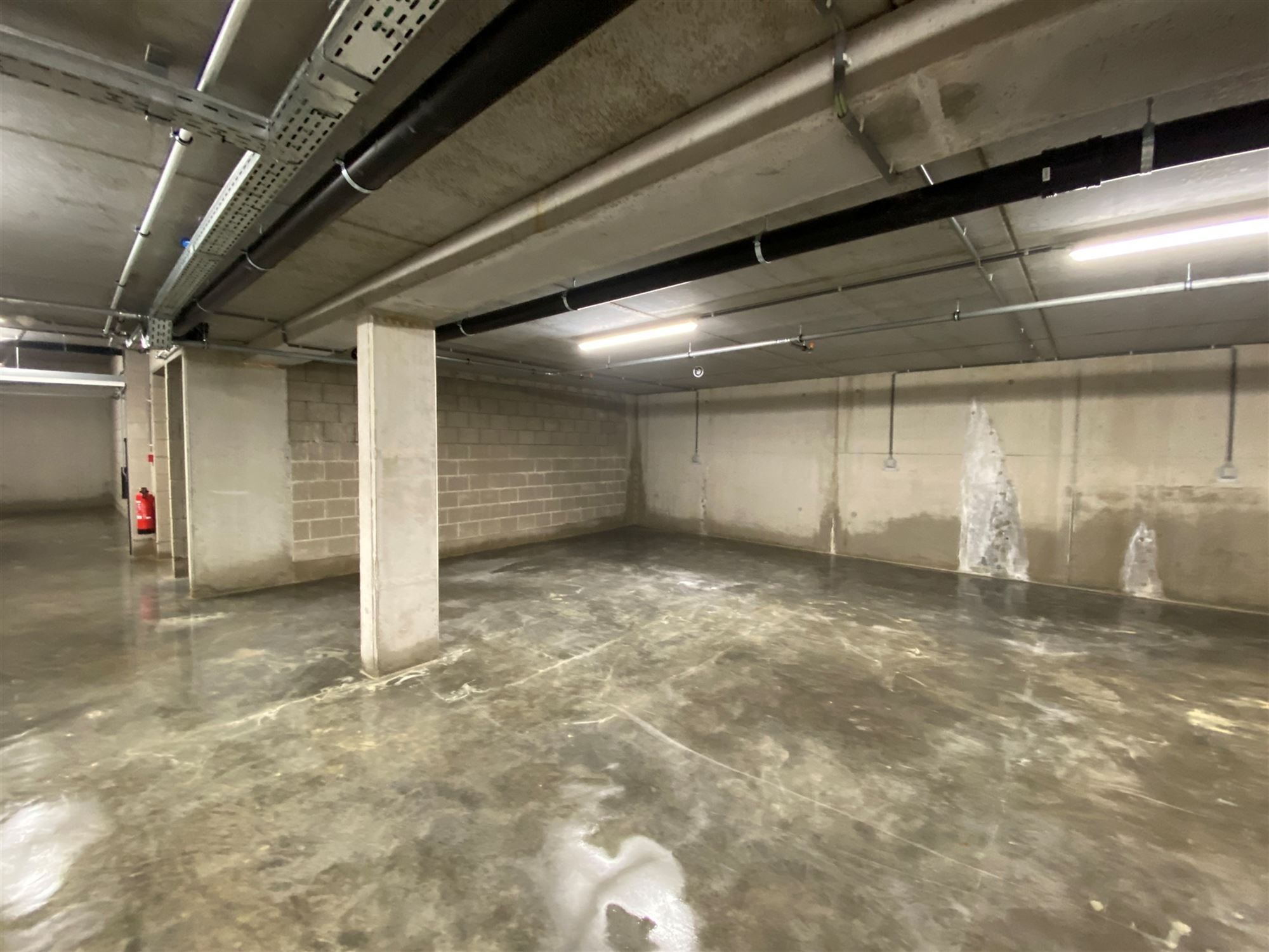 Autostaanplaats met autolift in nieuwbouwresidentie foto {{pictureIndex}}