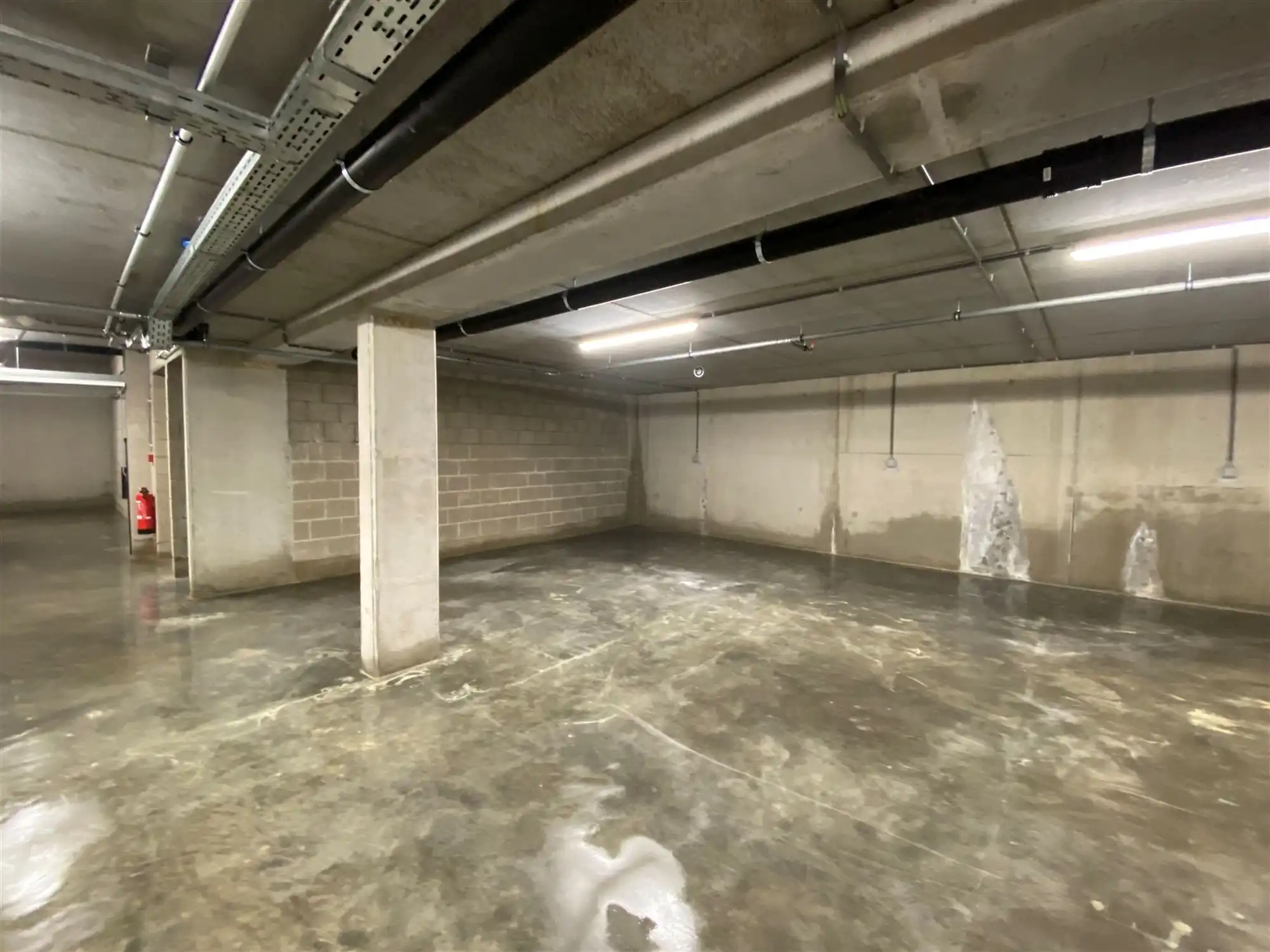 Autostaanplaats met autolift in nieuwbouwresidentie foto {{pictureIndex}}