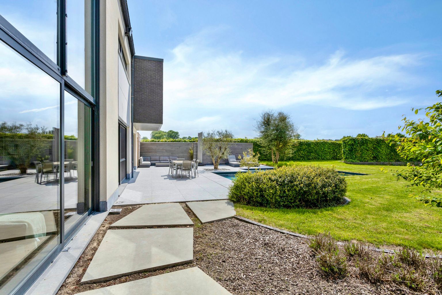 Mooie stijlvolle woning met tuin en achterliggend weiland foto 19