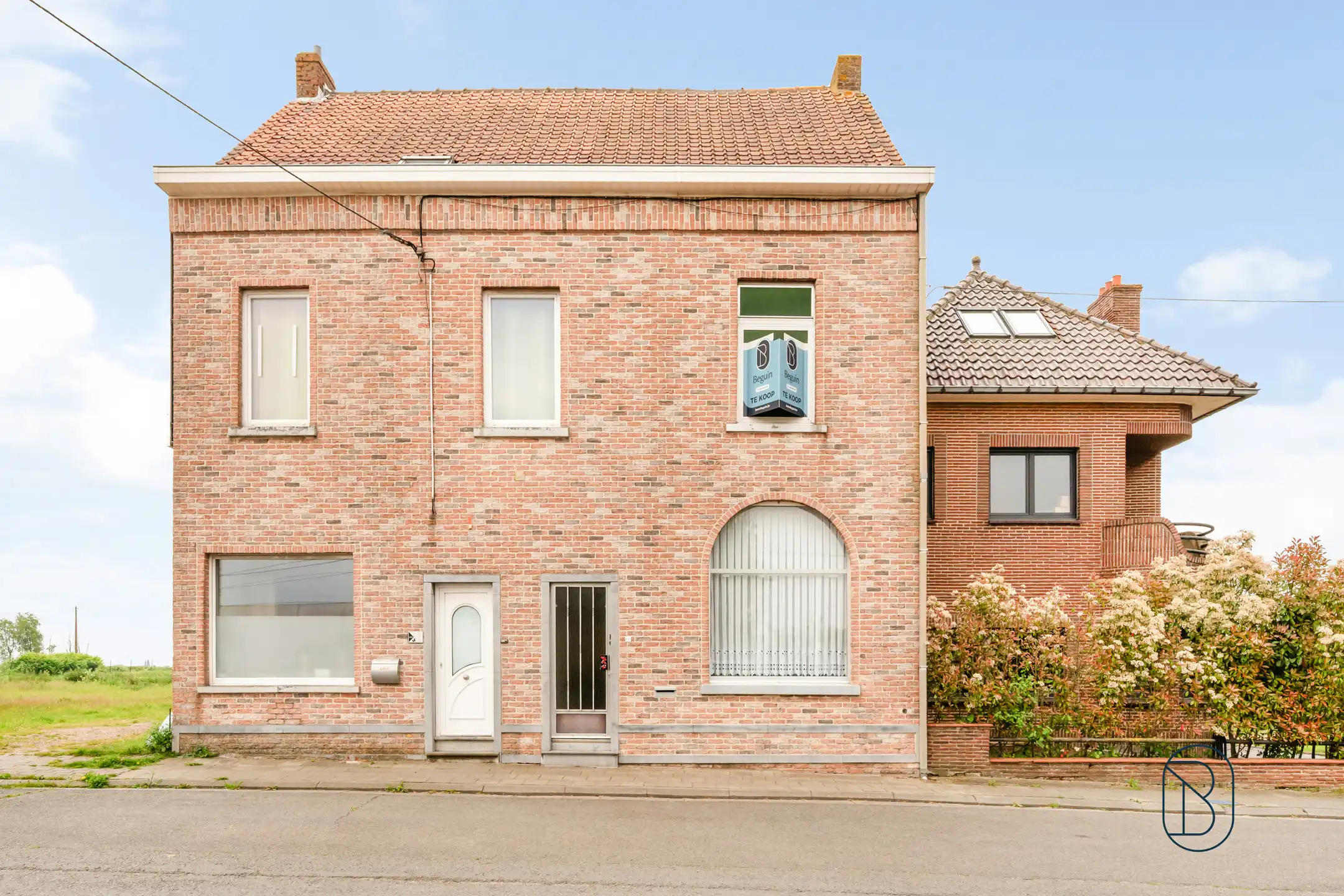 Te renoveren rijwoning met veel potentieel foto {{pictureIndex}}