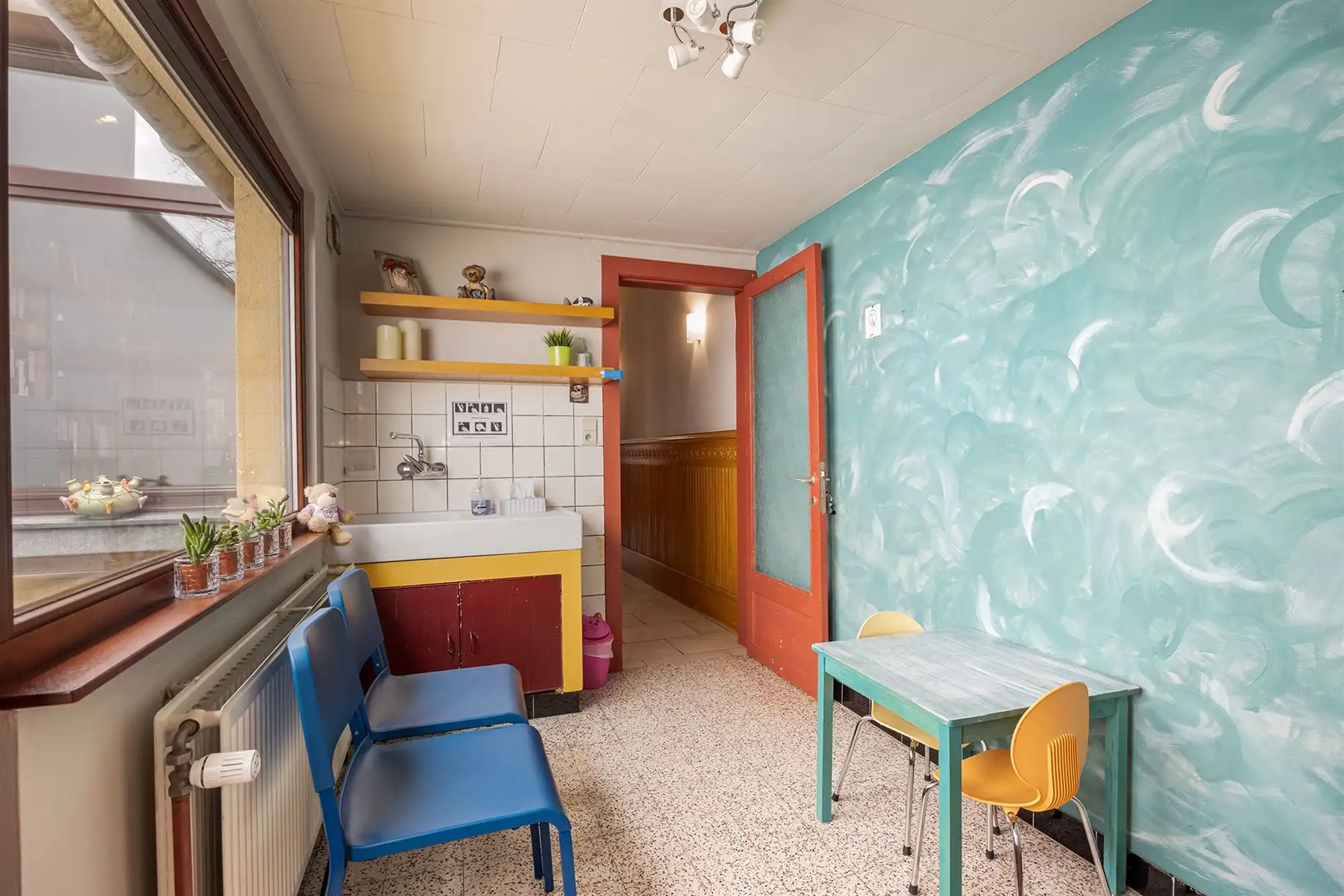 Charmant huis met twee slpks en leuke tuin foto 12