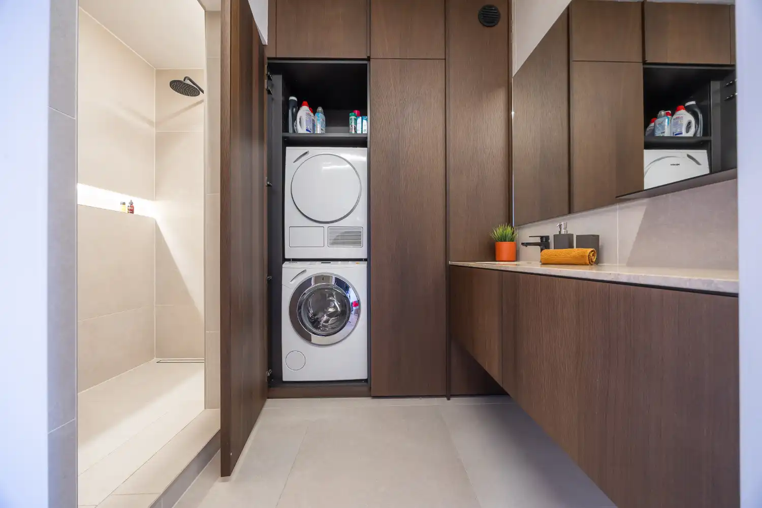 Gerenoveerd twee slaapkamer appartement met open zicht foto 14