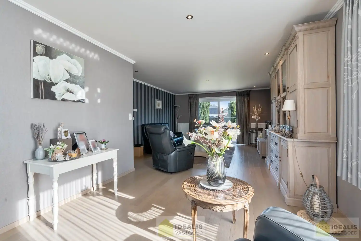 IDEALIS VASTGOED – PERFECT ONDERHOUDEN EN INSTAPKLARE GEZINSWONING MET 4 SLAAPKAMERS, 2 BADKAMERS EN EEN MOOIE WOONOPPERVLAKTE VAN +- 185M² OP EEN AANGENAAM EN RUSTIG GELEGEN PERCEEL VAN 6A 80CA OP GEGEERDE LOCATIE IN ACHEL! foto 6