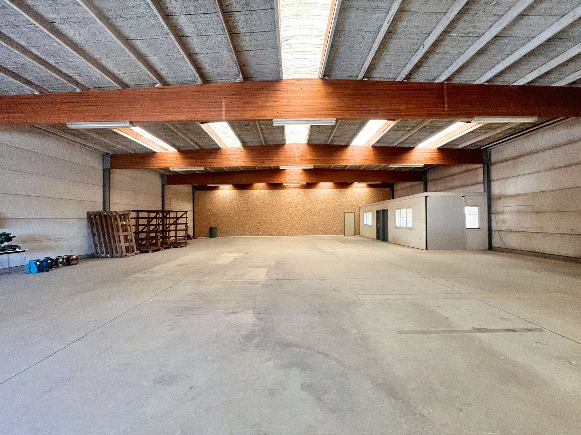 Gebruiksklare loods/atelier in het industriepark van Knokke foto 4