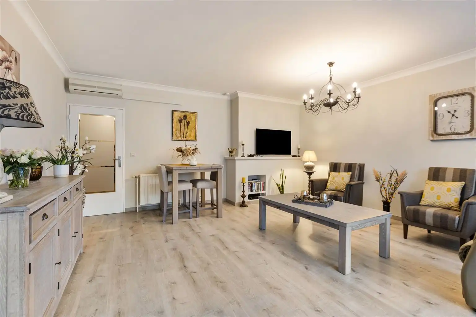 Ruim gelijkvloers 2-slaapkamer appartement met overdekt terras, ondergrondse autostaanplaats en aparte berging, gelegen vlakbij het centrum van Maaseik. foto 3