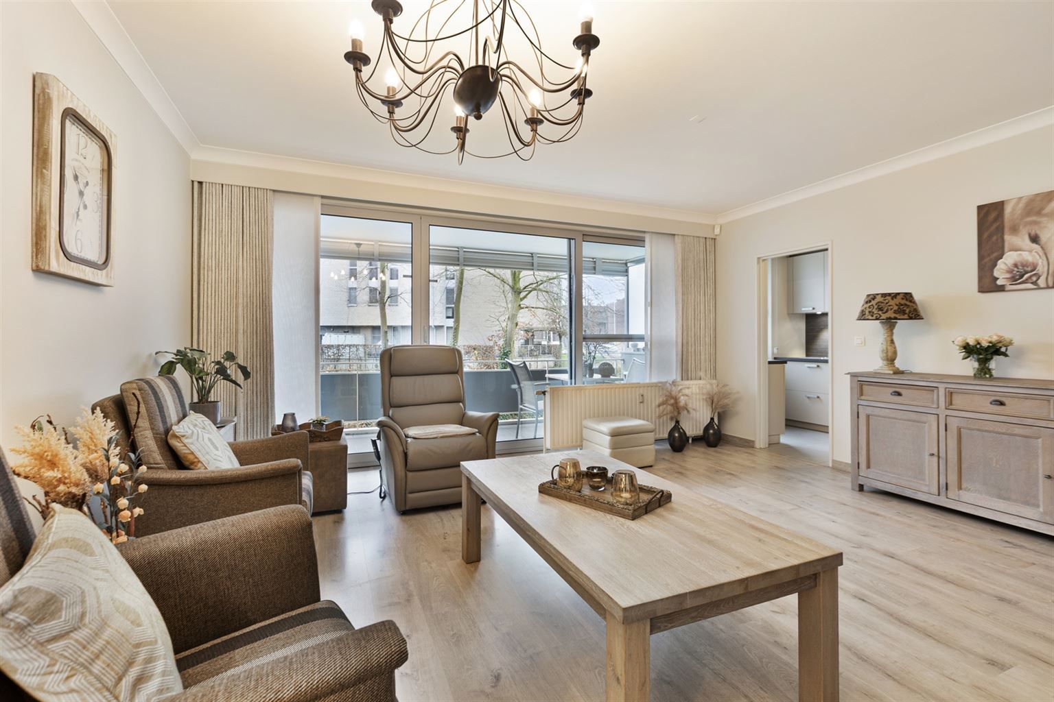 Ruim gelijkvloers 2-slaapkamer appartement met overdekt terras, ondergrondse autostaanplaats en aparte berging, gelegen vlakbij het centrum van Maaseik. foto 3