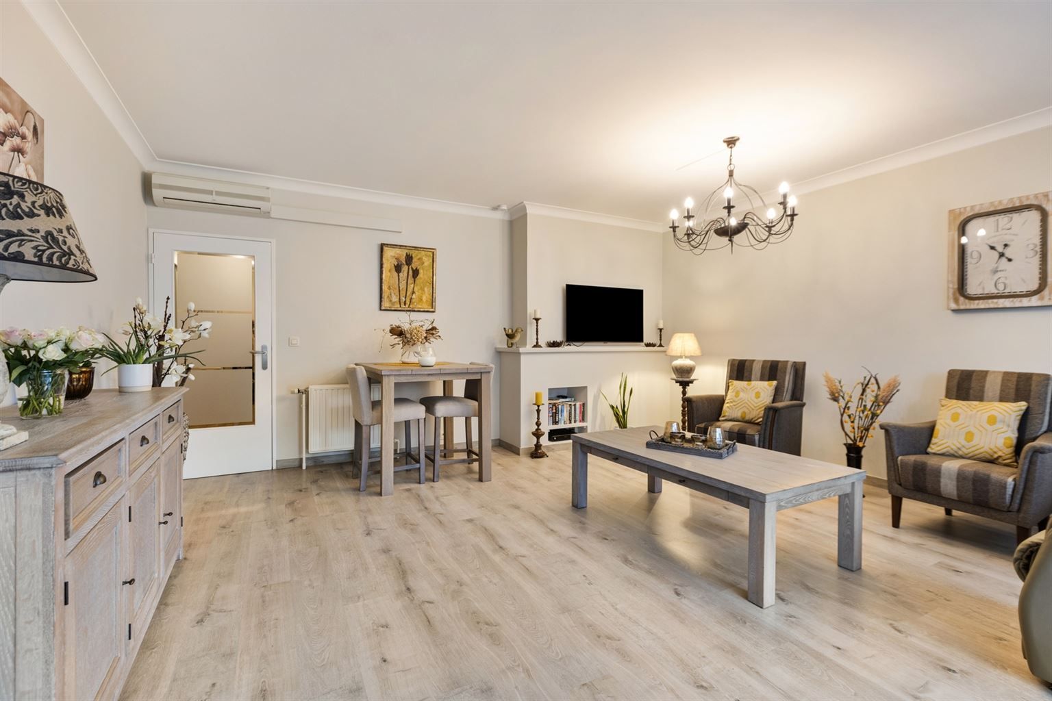 Ruim gelijkvloers 2-slaapkamer appartement met overdekt terras, ondergrondse autostaanplaats en aparte berging, gelegen vlakbij het centrum van Maaseik. foto 3