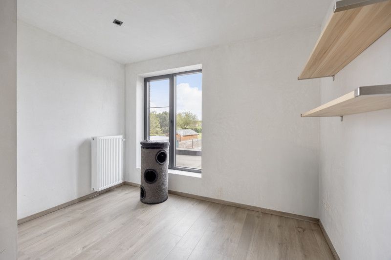 Recente, instapklare woning met garage en zwembad foto 25