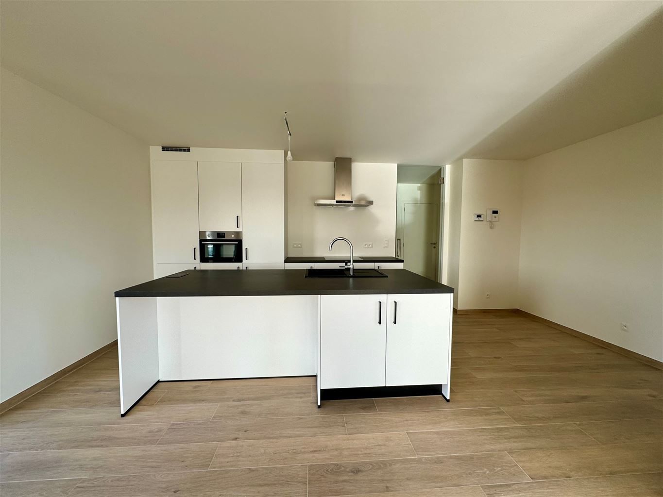 Luxe BEN-loft op de tweede verdieping met 3 slaapkamers en zeer ruim terras, gelegen nabij het centrum van Maaseik. foto 3