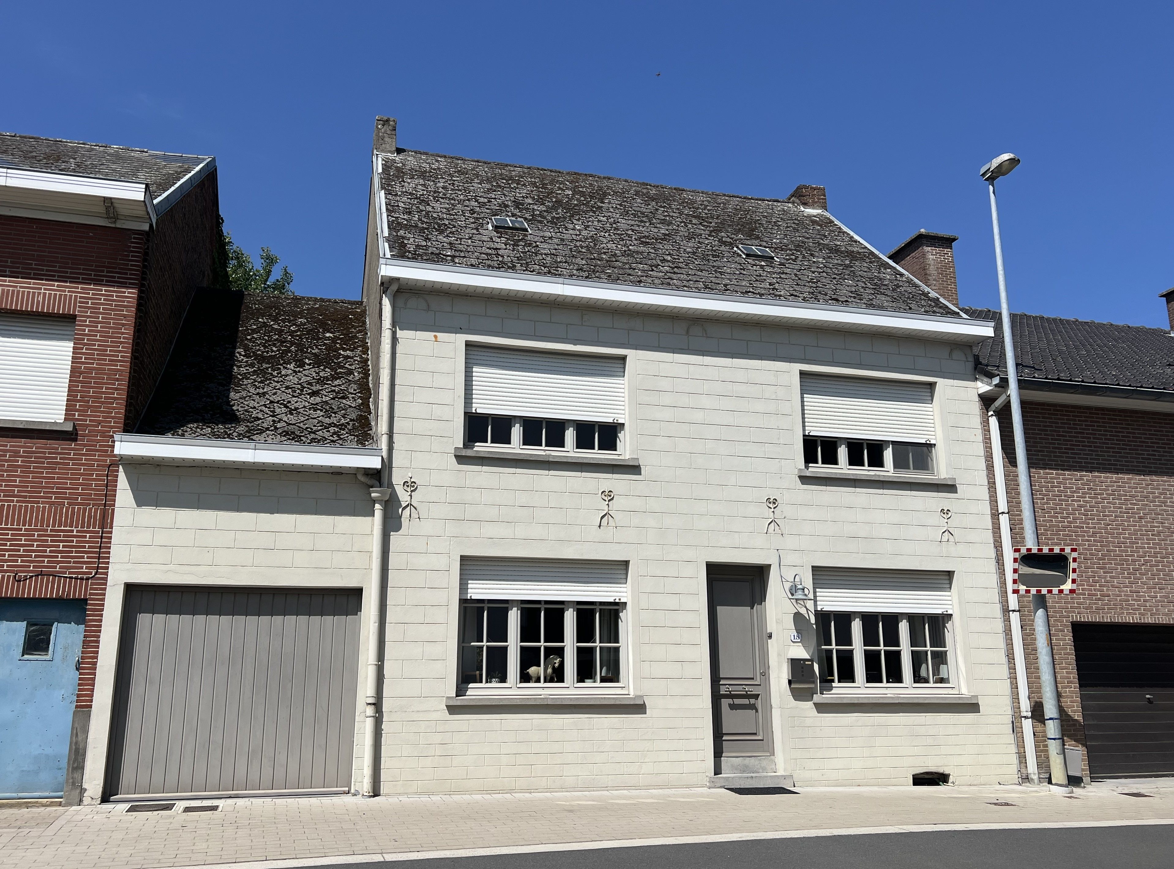 Charmante gerenoveerde woning in 2008 op 439m² met mooie aangelegde tuin en garage.  foto 2