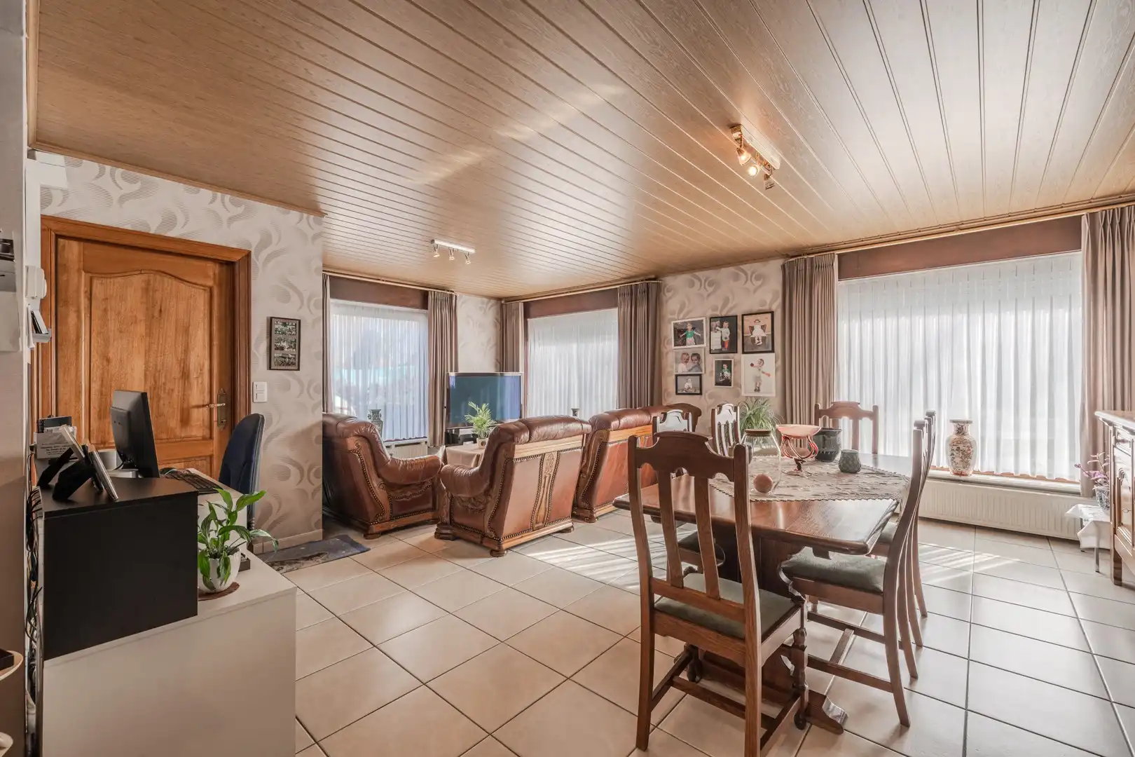 Woning op een ruim perceel van 989 m² foto 2