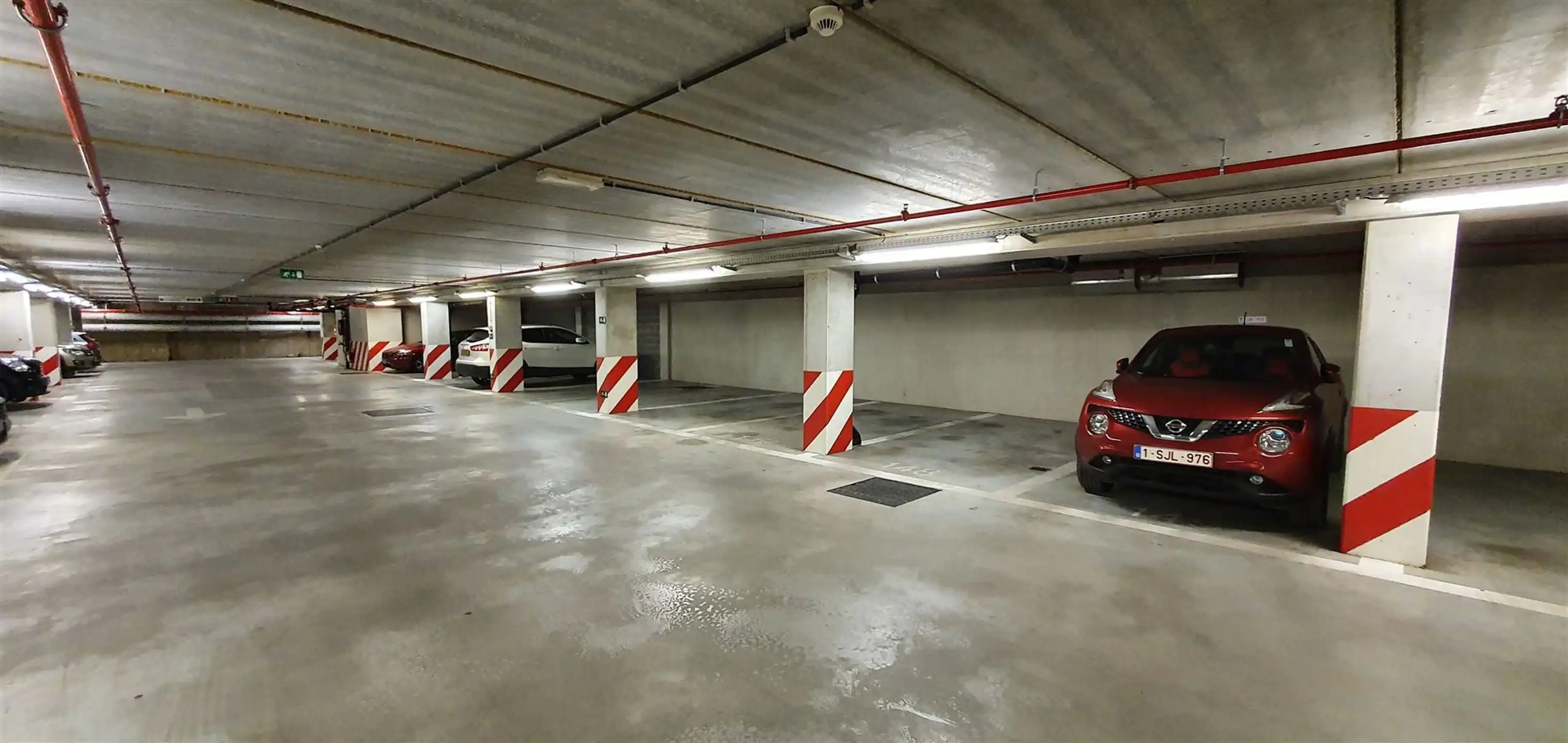 Emplacement de Parking Extérieur foto {{pictureIndex}}