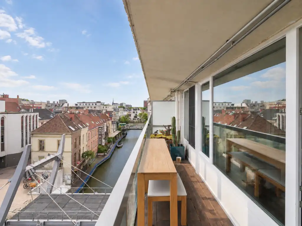 Toplocatie aan de Kouter. Wonen aan het water in een aangenaam appartement met terras. foto 8