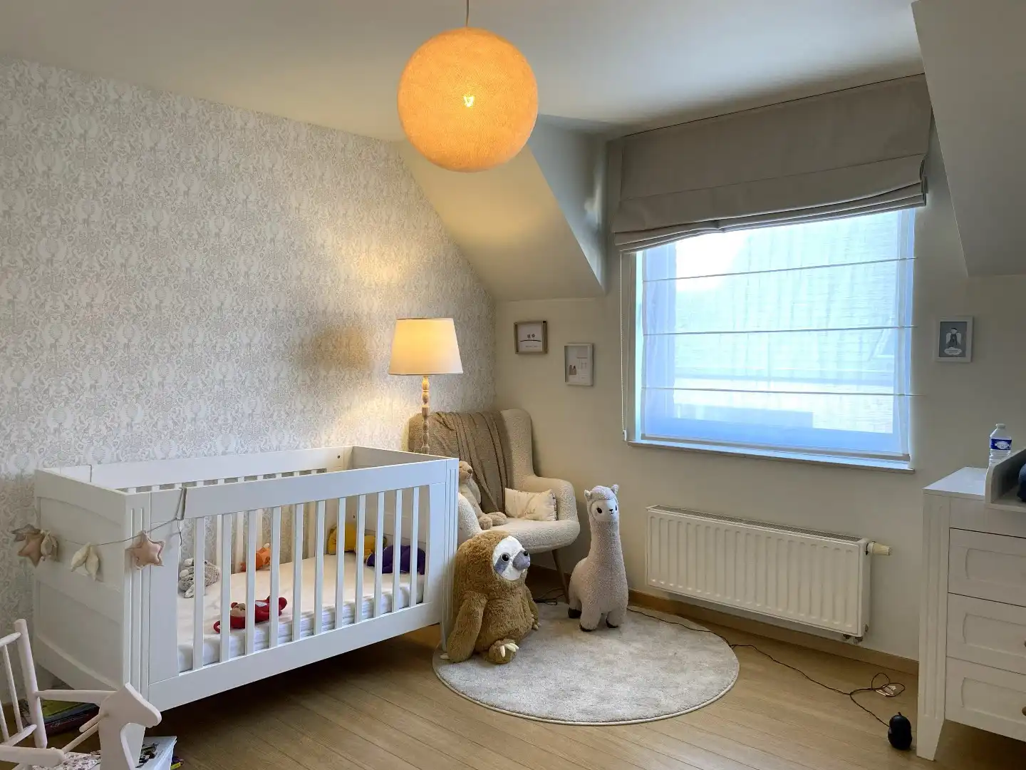 GEZELLIGE INSTAPKLARE RIJWONING MET 3 SLAAPKAMERS | TERRAS EN AUTOSTAANPLAATS foto 10