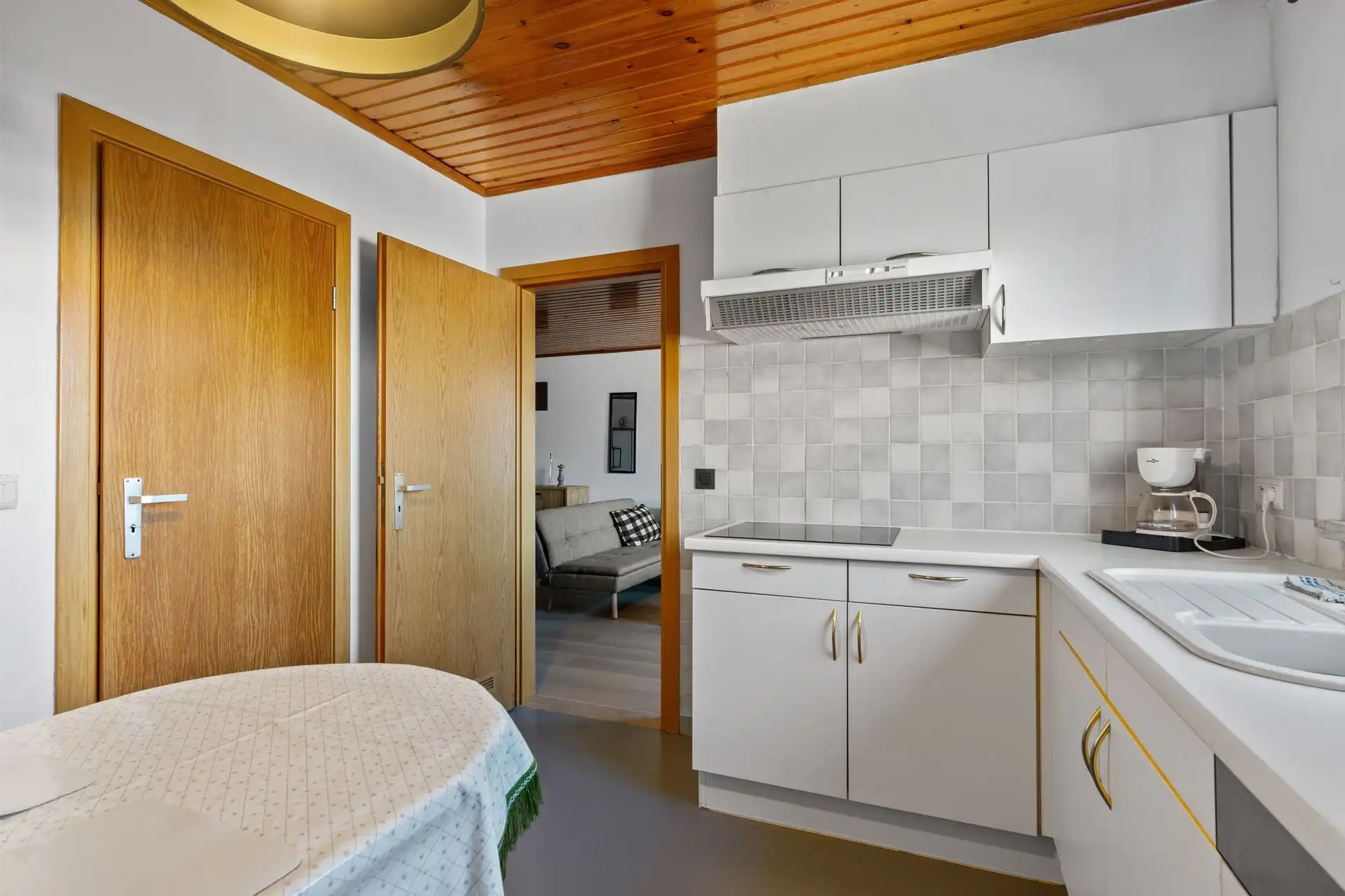 Ruim 2-slaapkamer appartement, bemeubeld en met bijhorende garage nabij het Donkmeer te Berlare foto 5