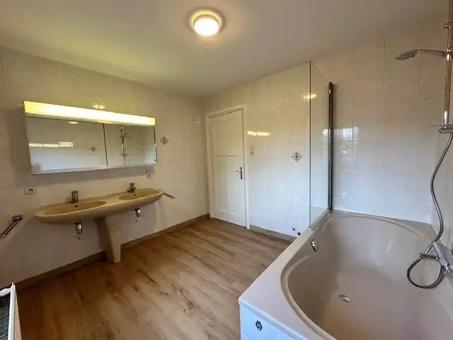 Een nette, comfortabele  gezinswoning met 3 slaapkamers, garage en tuin. foto 16