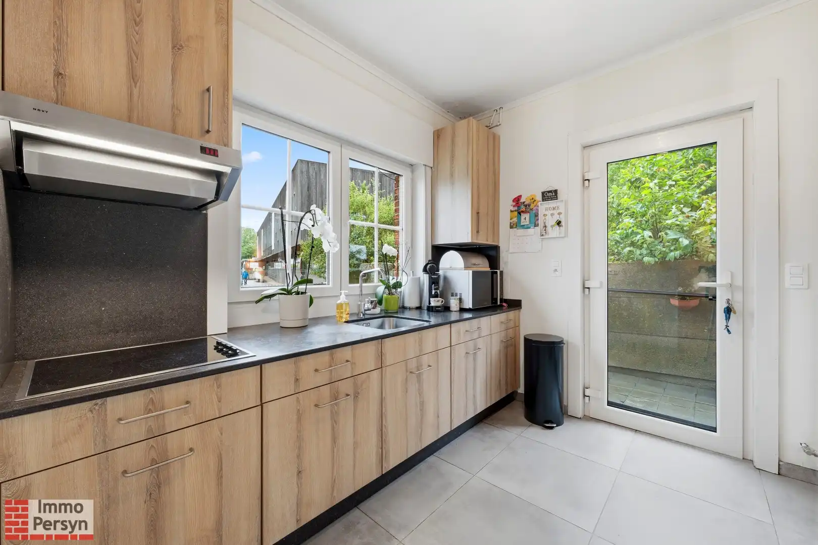 Charmante, gerenoveerde woning met carport en tuin foto 12