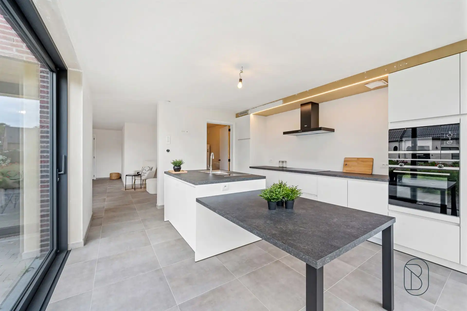 Kwalitatieve moderne ruime nieuwbouwwoning HOB met 3 SLK! foto 2