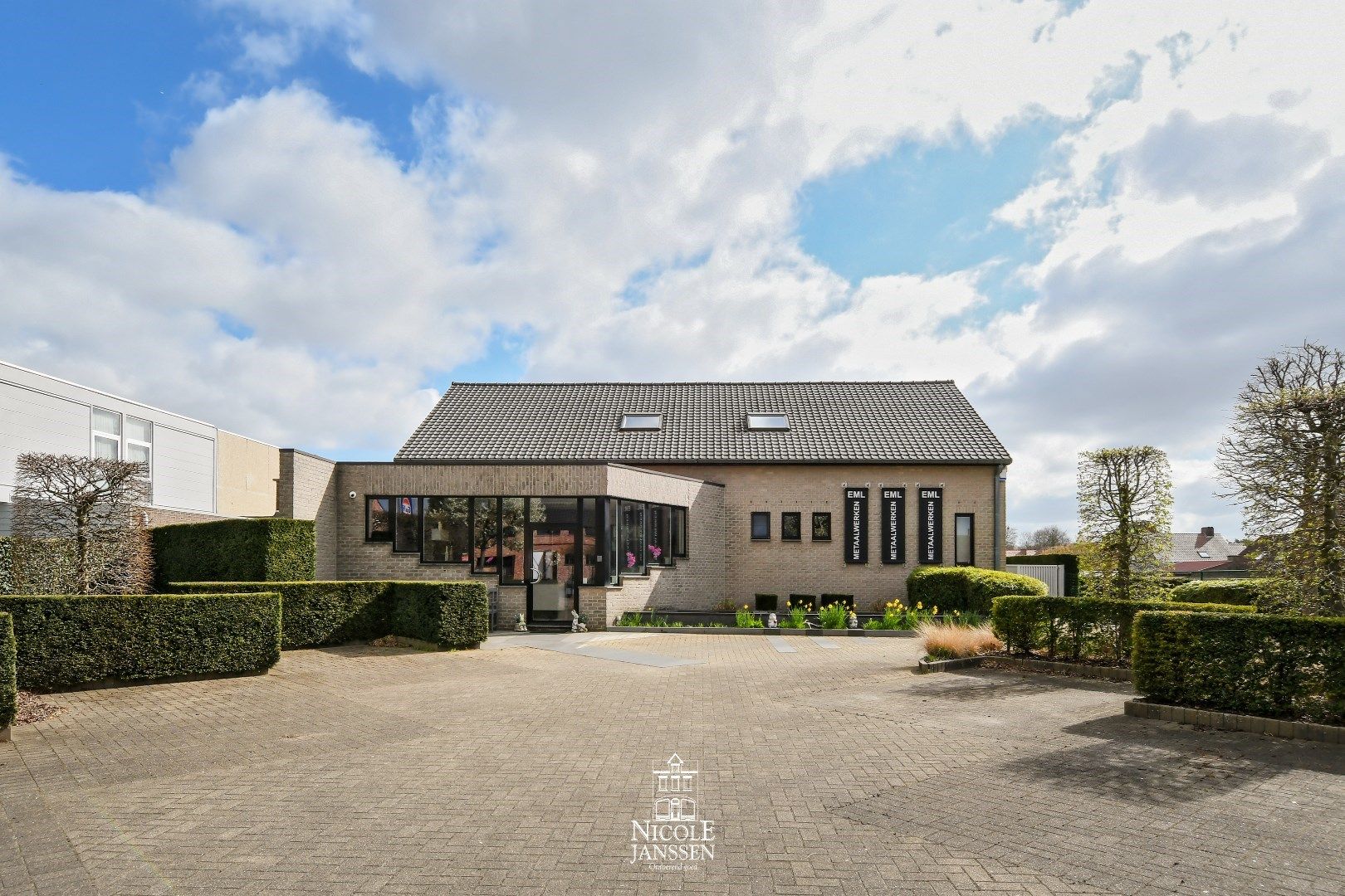 Woonst met studio en handelspand te koop foto 2