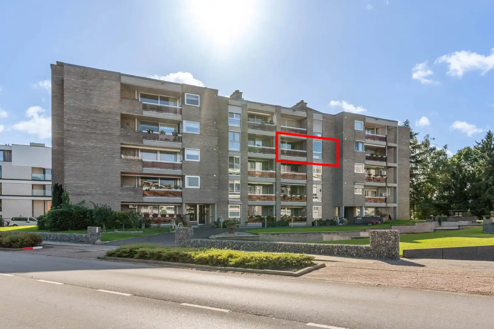 Functioneel investeringsappartement voorzien van 3 slaapkamers, een terras, autostandplaats en kelderberging!  foto {{pictureIndex}}