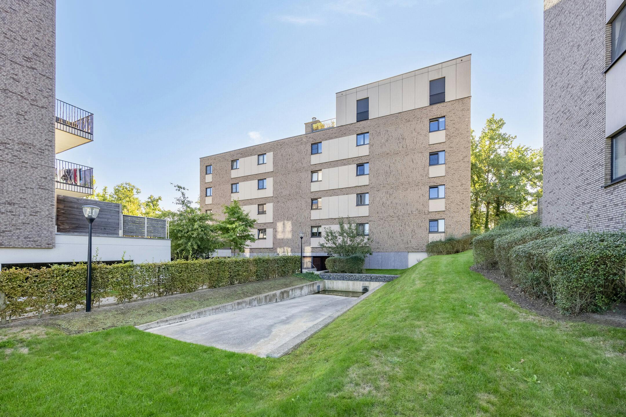 Modern 2-slpk appartement met terras en parking in Hasselt foto 13