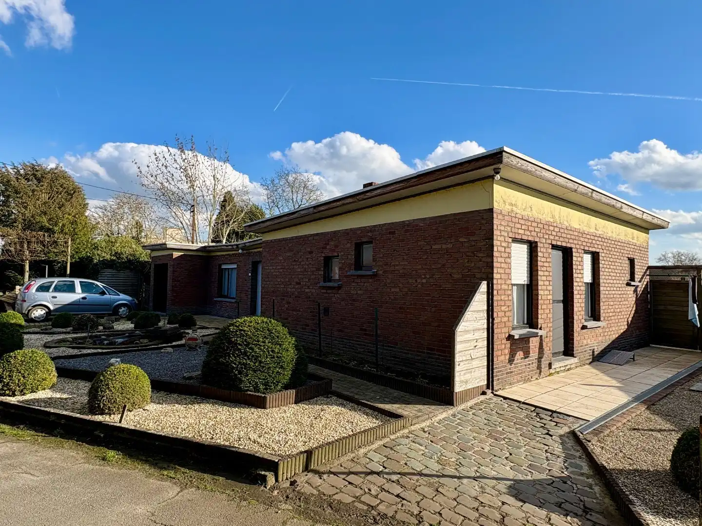 Hoofdfoto van de publicatie: Gelijkvloerse woning op 628 m², 3 slaapkamers, mooi aangelegde tuin en garage.