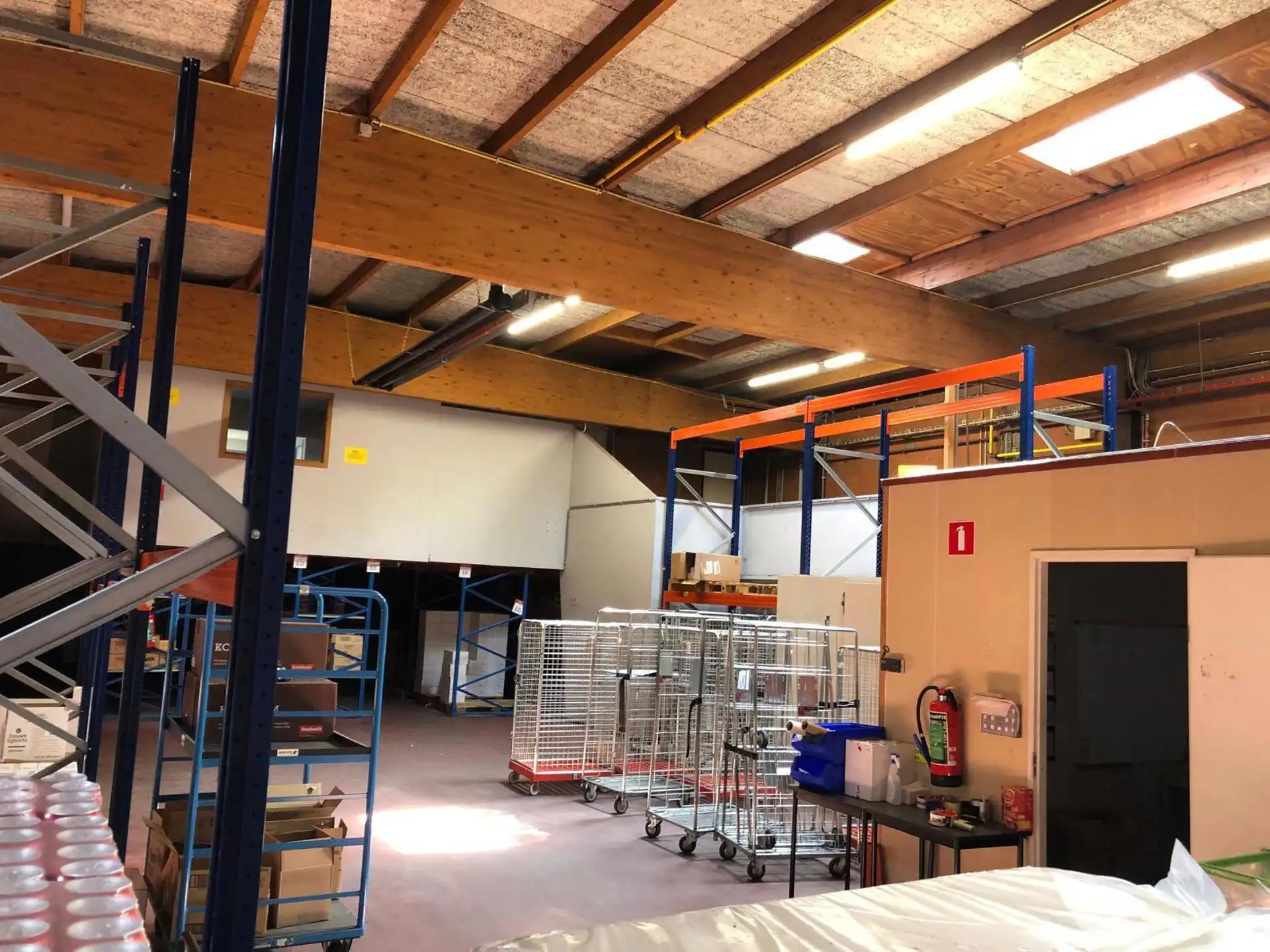 Bedrijfsgebouw met magazijnen, buitenopslag, kantoren en woonst foto 3