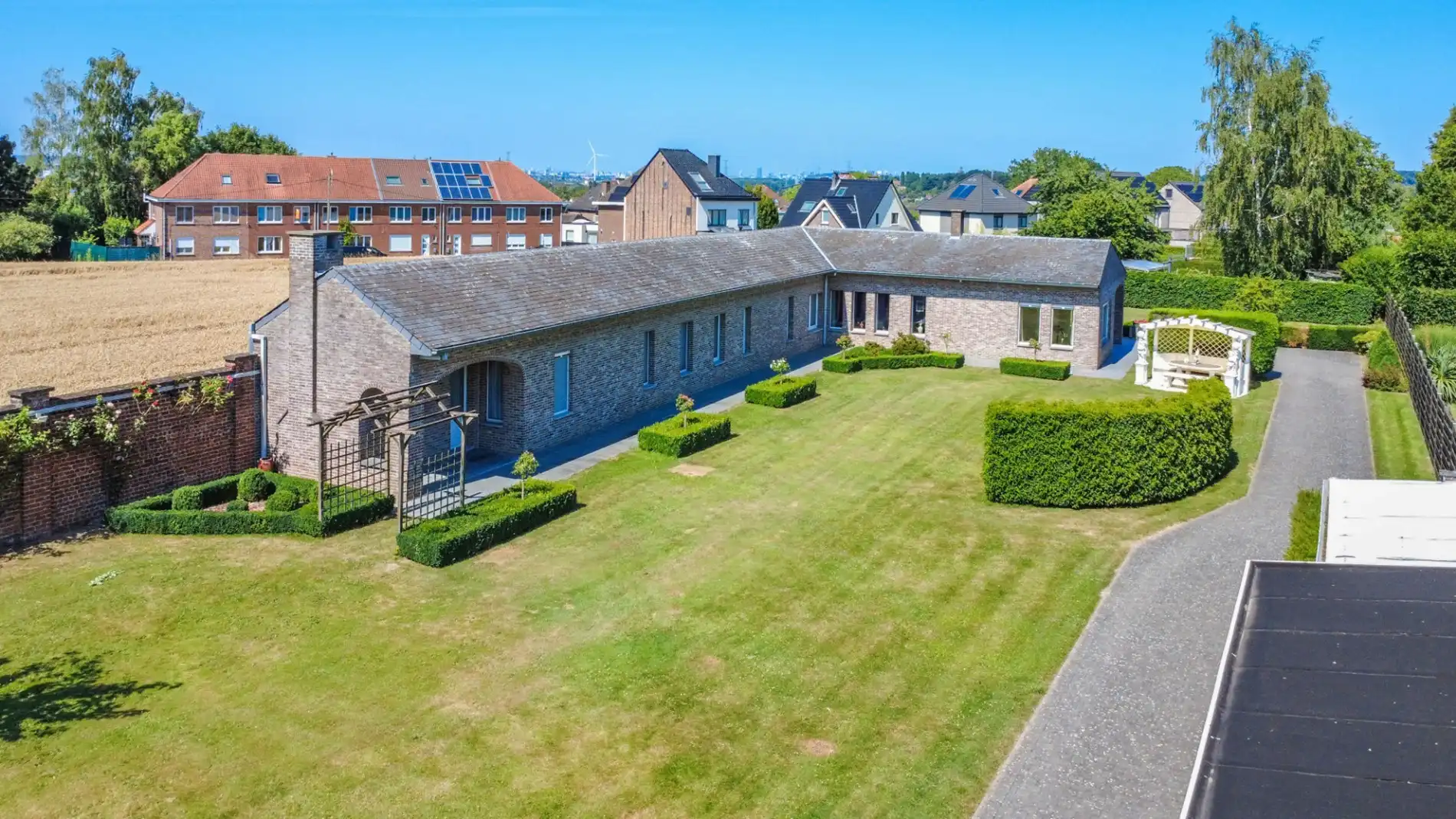 GELIJKVLOERSVILLA (EPC: C) MET 4 SLAAPKAMERS OP 20 ARE ! foto {{pictureIndex}}