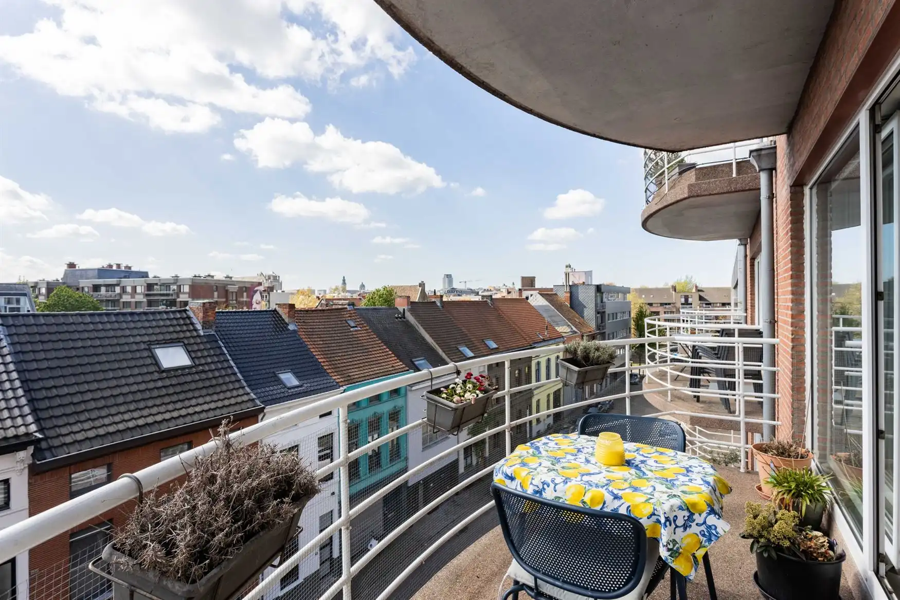 Stijlvol gerenoveerd appartement met 2 terrassen en uniek uitzicht. foto 7