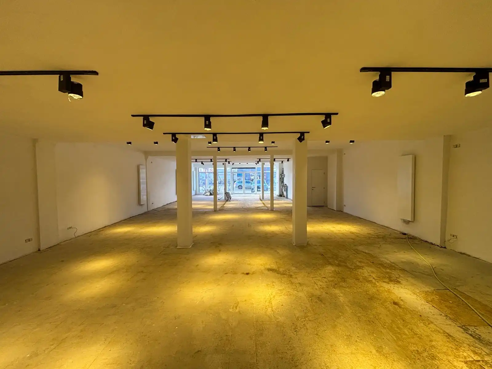 Handelsgelijkvloers te huur tegenover Carrefour Borsbeek foto 8