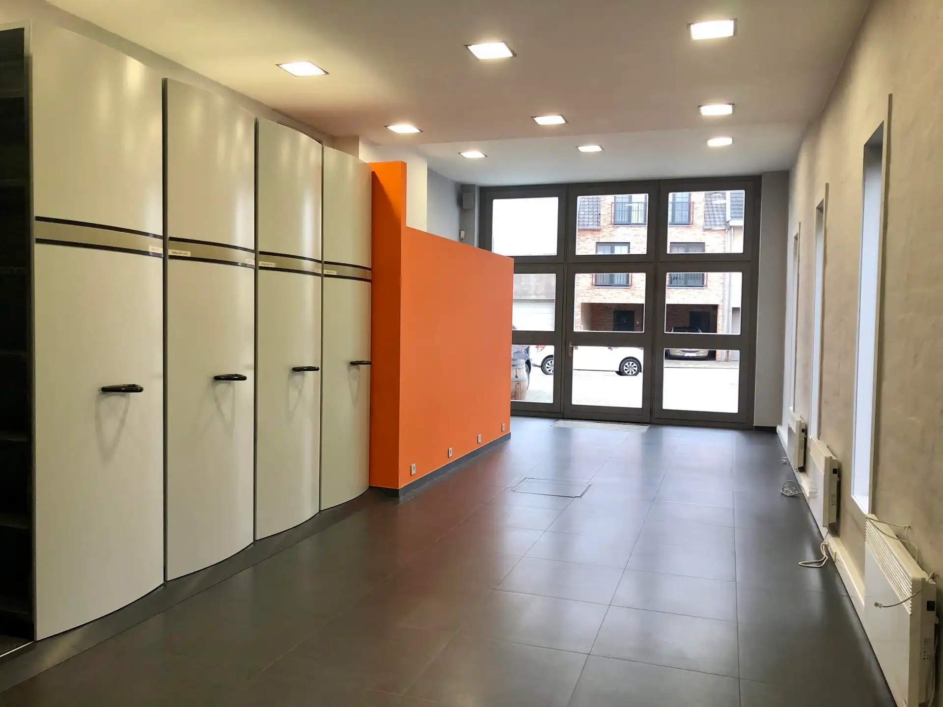 Kantoor met achtergelegen magazijn te huur foto {{pictureIndex}}