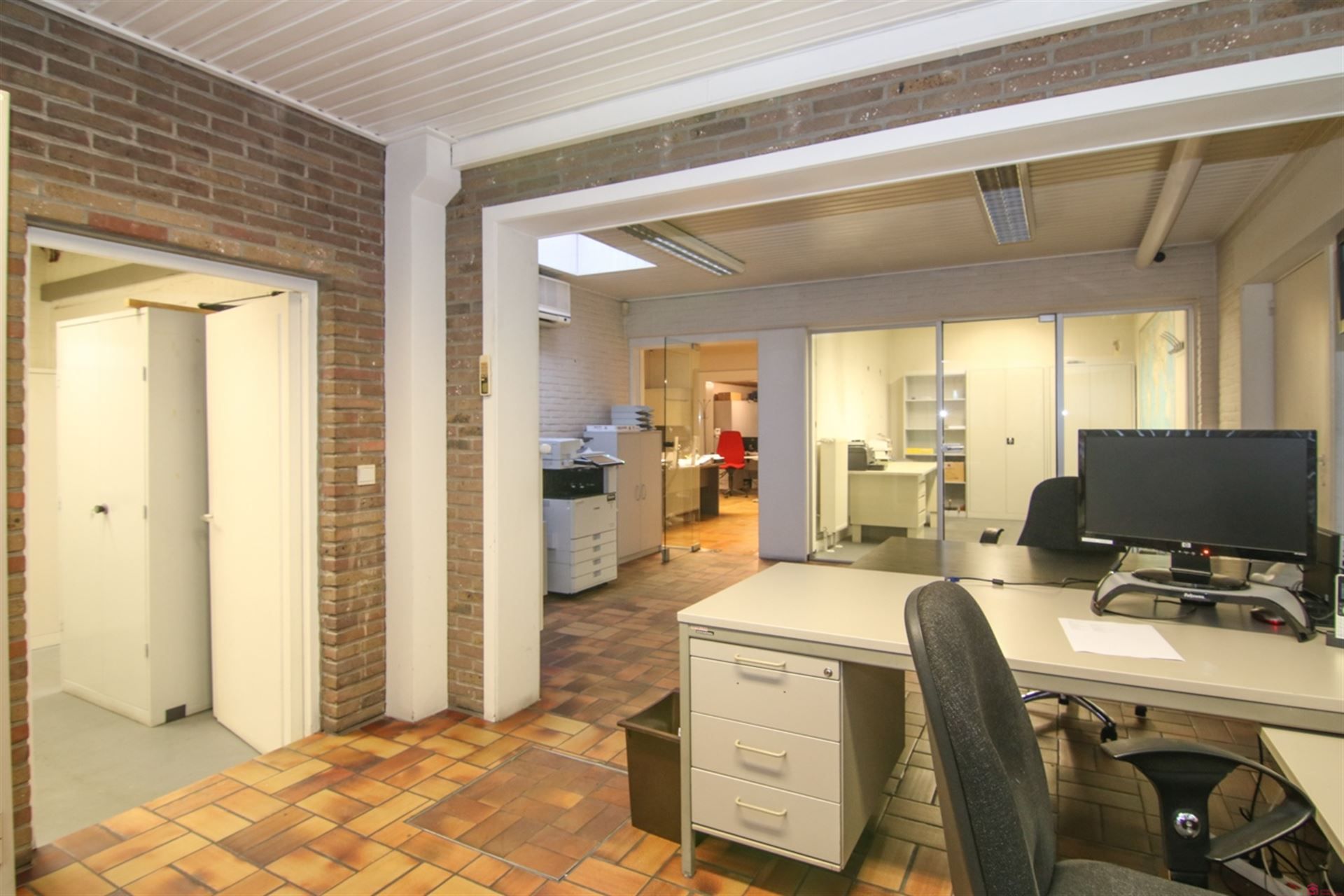 bedrijfsgebouw met kantoren foto 7